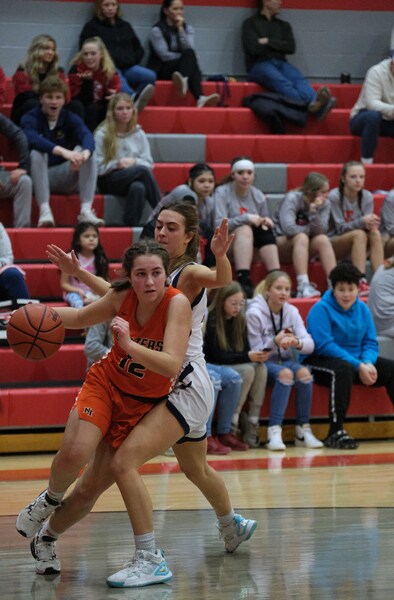 Image of Ashlynne Osborne, a graduate at Ohio Connections Academy playing basketball.