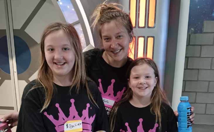 Bailey, Kylee, and mom Katie are at an Oklahoma Connections Academy event.
