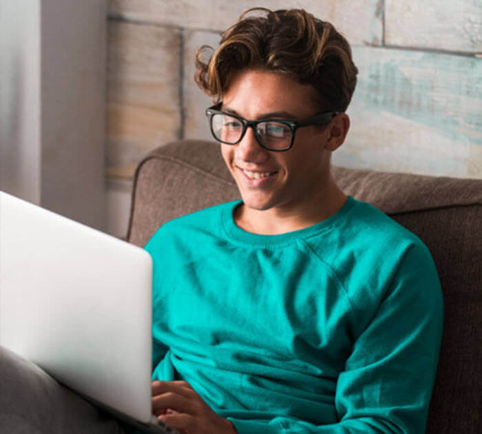 A teenage student is particpating in an online class