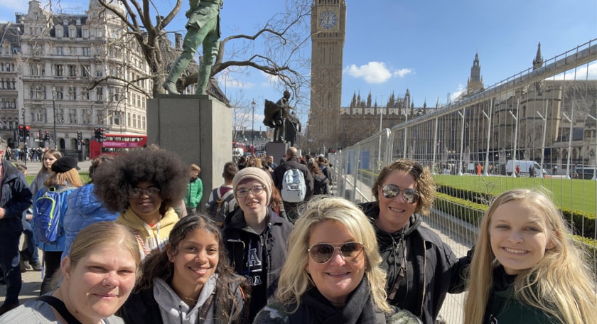 A group of students smiling in front of Big Ben. 