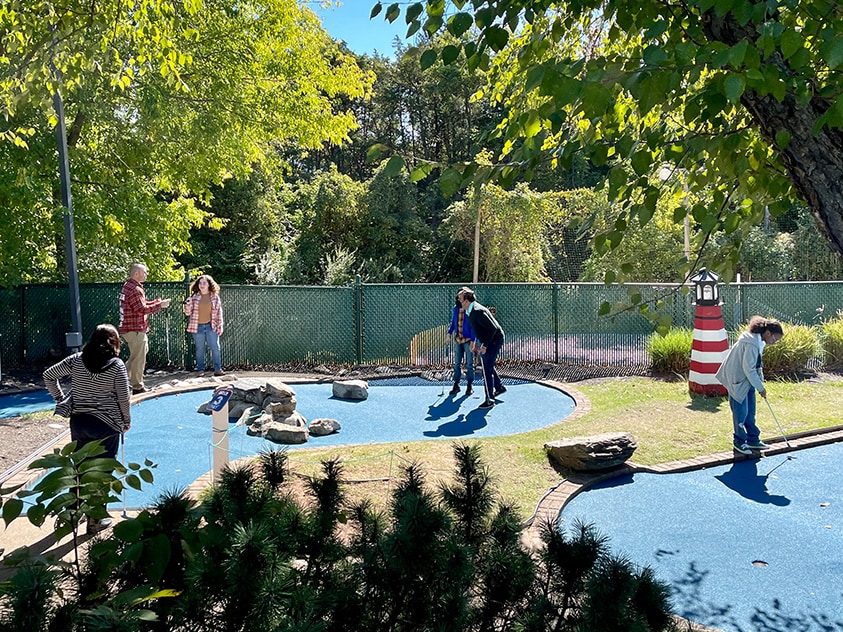 Students minigolfing