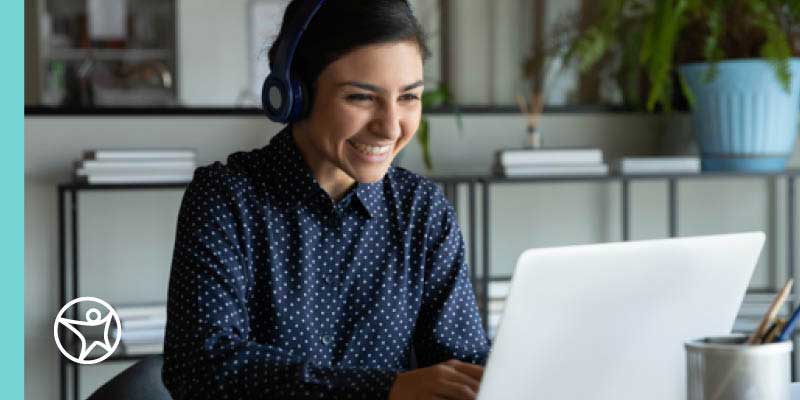 An online school teacher is teaching her online class