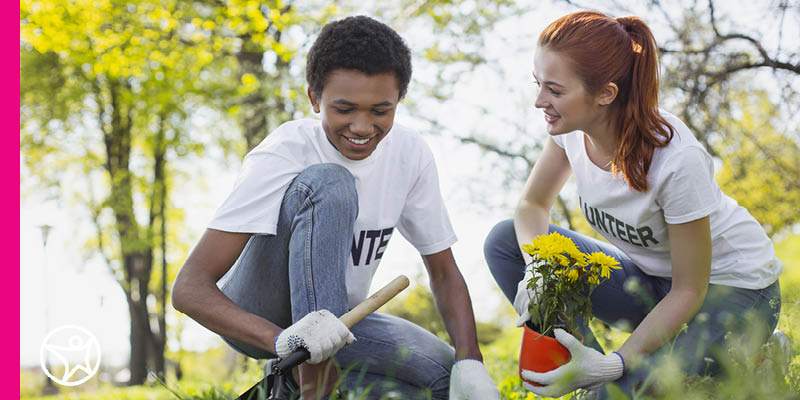 A student and learning coach volunteering together