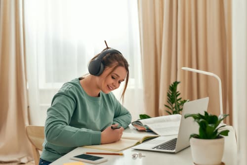 An online homeschool student working on her assignments.