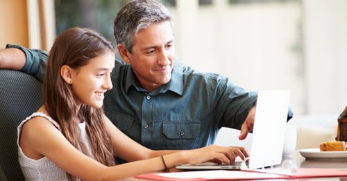 A Learning Coach and online student receive additional support via online resources. 