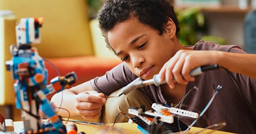 An online school student creating a STEM project.