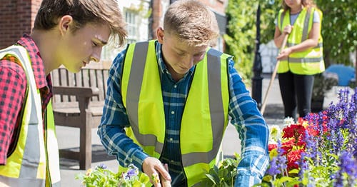 A pair of online school students prepare for the workforce by volunteering in their community.