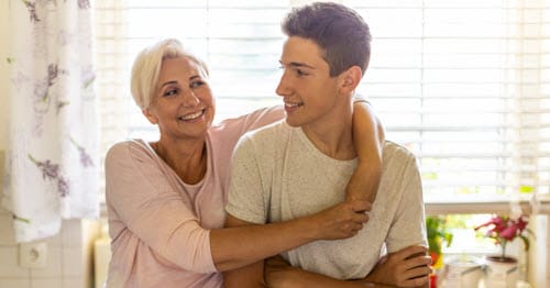 A student talking to his parent about switching to online school.