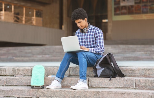 A student taking AP classes online.