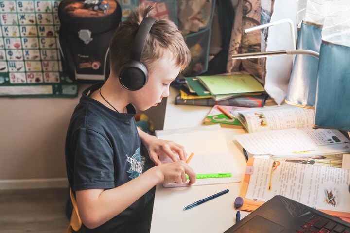 A virtual school student finishing his school work on time by being deadline driven