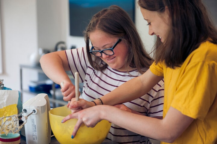 Sisters are working together to bake cupcakes